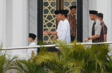 jokowi dan ganjar salat id di masjid raya sheikh zayed solo