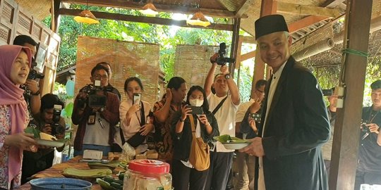 Usai Salat Idulfitri, Ganjar dan Gibran Wedangan Bareng