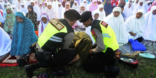 Kesigapan Polisi Tolong Jemaah yang Pingsan saat Salat Idulfitri di Denpasar