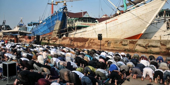 Warga Pesisir Salat Idulfitri 1444 H di Pelabuhan Sunda Kelapa