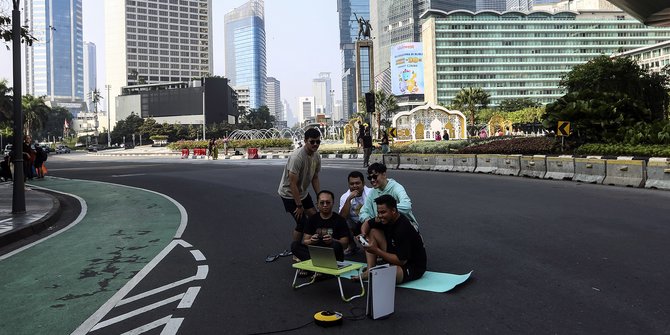 Asyiknya Warga Berfoto Ria di Jalanan Sepi Jakarta