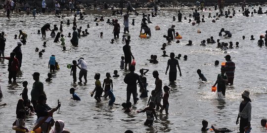 Asik Liburan di Pangandaran, Nenek dan Cucunya Terpisah dari Rombongan