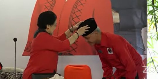 Megawati Beri Kopiah Khusus untuk Ganjar, Ini Maknanya