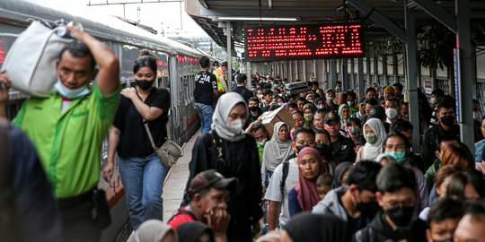 Arus Balik Lebaran, Puluhan Ribu Pemudik Tiba di Stasiun Pasar Senen