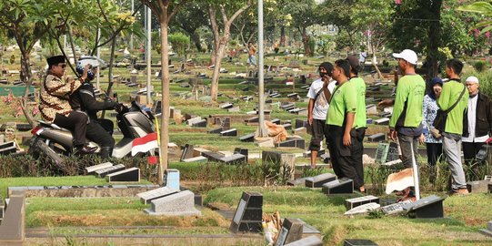 Gaya Prabowo Dibonceng Motor untuk ke Makam Soemitro Djojohadikusumo