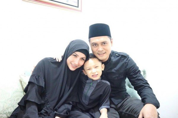 kerap berperan antagonis di pintu berkah intip potret kebersamaan iqbal pakula dan keluarga