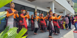 Remaja SMP Tampilkan Seni Tari di Pelabuhan Tigaras, Hibur Para Pemudik