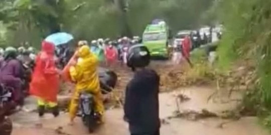 Tebing 30 Meter Longsor, Jalur Cianjur Selatan Ditutup Sementara