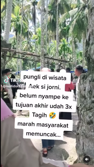 pengutan liar di objek wisata pemandian aek sijorni