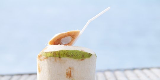 5 Manfaat Minum Air Kelapa Muda di Pagi Hari, Turunkan Kadar Gula Darah