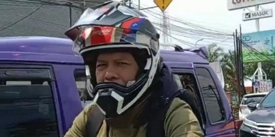 Warganet Abadikan Momen Bertemu Ariel Noah Naik Motor saat Arus Balik, Ramah Banget