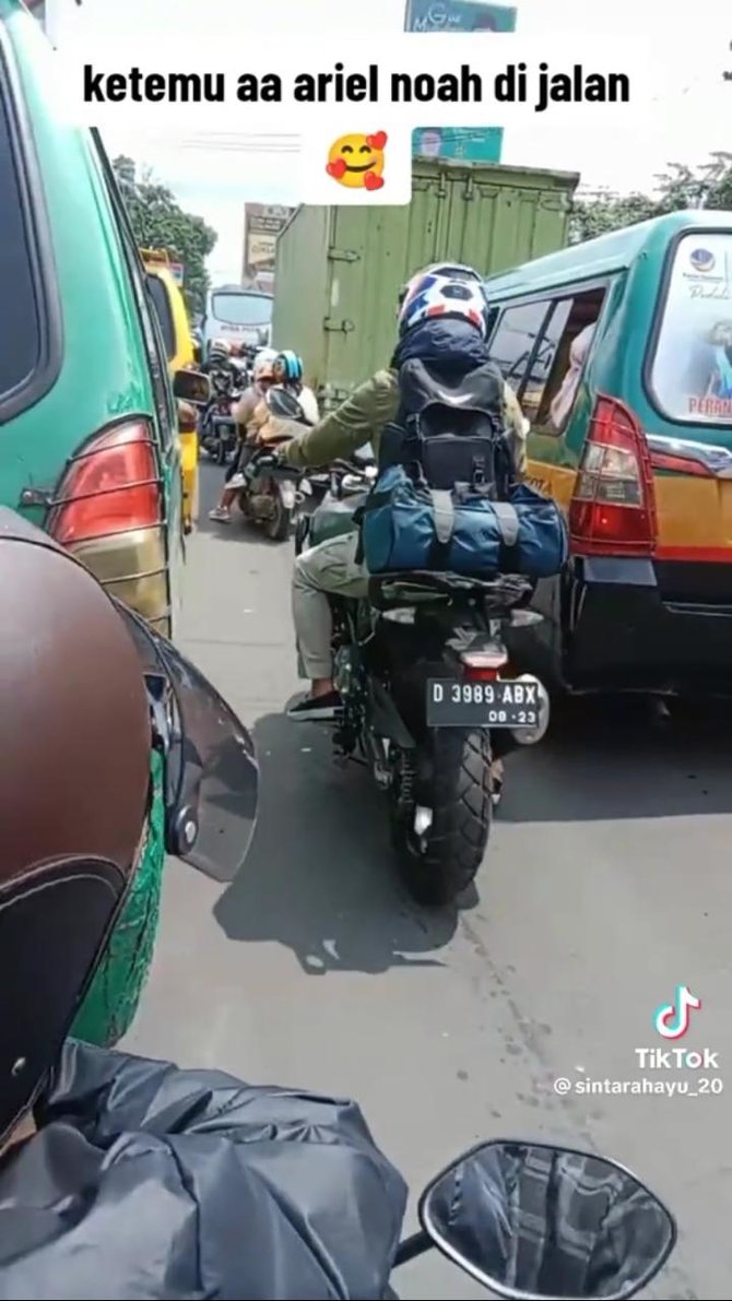 viral warganet abadikan momen bertemu ariel naik motor saat arus balik ramah banget