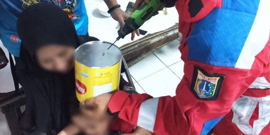 Bocah di Jakpus Main Kaleng Biskuit Hingga Tersangkut di Kepala, Damkar Turun Tangan