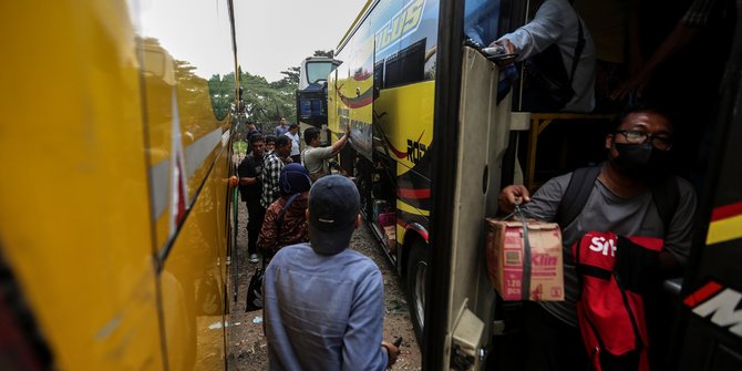 Pemudik Arus Balik Lebaran Bertahap Mulai Tiba di Terminal Lebak Bulus