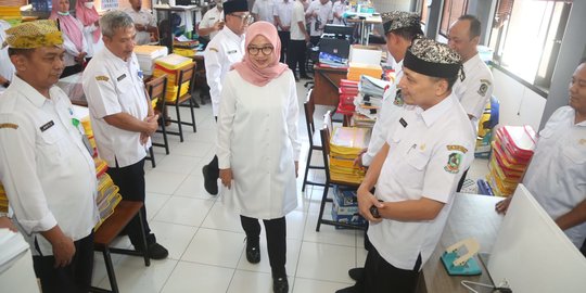 Hari Pertama Kerja, Bupati Ipuk Tinjau Layanan Publik di Banyuwangi