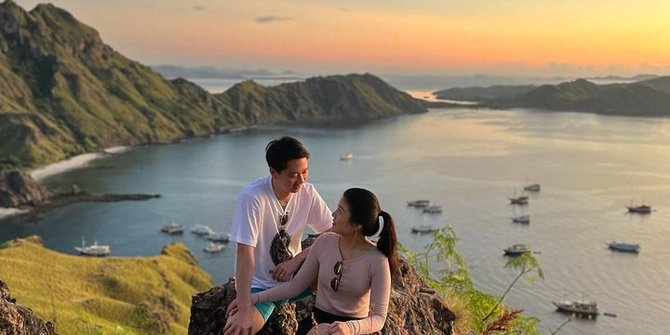 7 Potret Kevin Sanjaya & Valencia Tanoe Honeymoon di Labuan Bajo, Romantis Banget!
