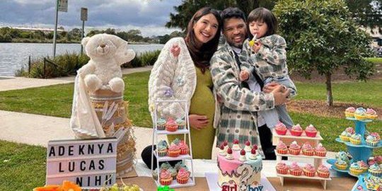 Hamil Anak Kedua, Ini Momen Gender Reveal Acha Sinaga di Taman Cantik Australia