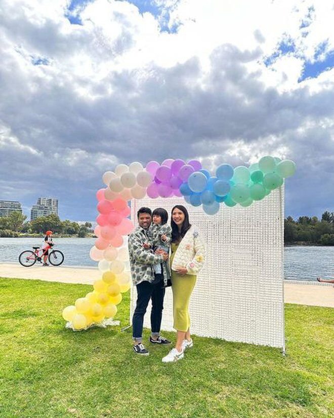 hamil anak kedua ini momen gender reveal acha sinaga yang kini tinggal di australia