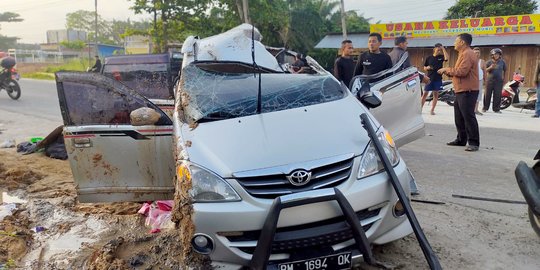 Avanza Seruduk Truk Parkir di Kampar, Tiga Sekeluarga Tewas