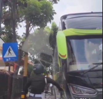 polisi militer tni ad murka ada bus nekat lawan arah bikin macet nyali sopir menciut