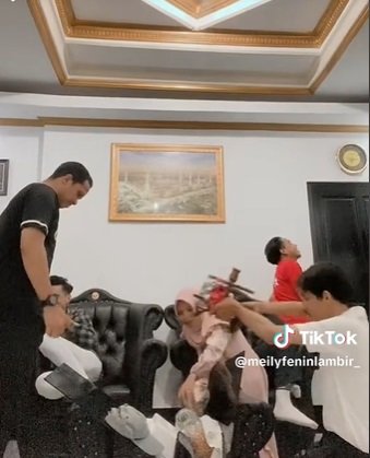 momen satu keluarga batal foto bersama penyebabnya bikin geleng geleng kepala