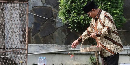Momen Prabowo Subianto Ziarah ke Makam Ayah, Sosoknya Bukan Orang Sembarangan