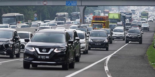 Arus Balik, Gerbang Tol Cikampek Menuju Jakarta Mulai Padat