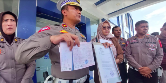 Viral Ibu Ajari Anaknya Usia 8 Tahun Nyetir, Tak Takut Ditilang Sebab Dibeking Polisi