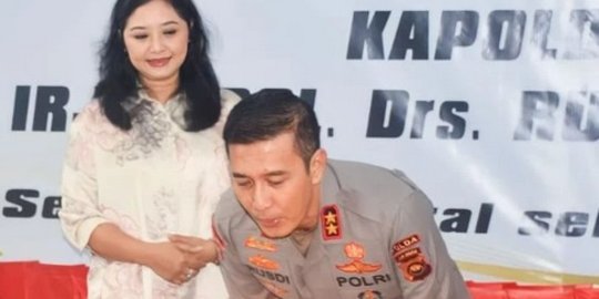 Momen Sederhana Ultah Kapolda Jambi Irjen Rusdi Hartono, Tiup Lilin Ditemani Istri