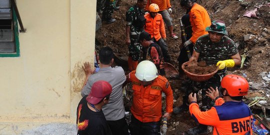 Akses Empat Desa di Garut Tertutup Longsor, Puluhan Kendaraan Terjebak