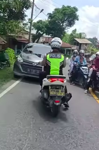 tegas polisi halangi mobil yang melawan arah terus mundur sampai keluar jalan