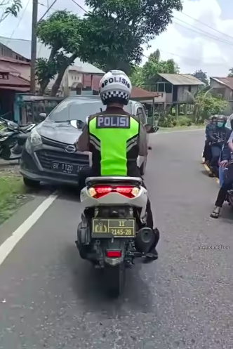 tegas polisi halangi mobil yang melawan arah terus mundur sampai keluar jalan