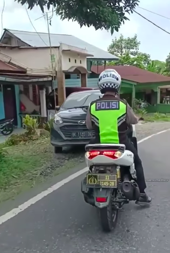 tegas polisi halangi mobil yang melawan arah terus mundur sampai keluar jalan