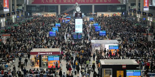 Jelang Hari Buruh, Ribuan Warga China Mudik Padati Stasiun Kereta