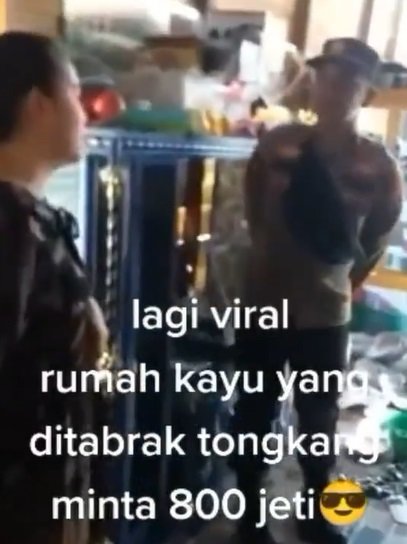 kapal tongkang tabrak rumah warga