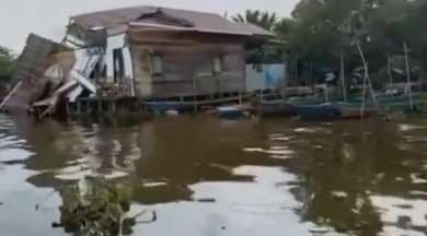 kapal tongkang tabrak rumah warga