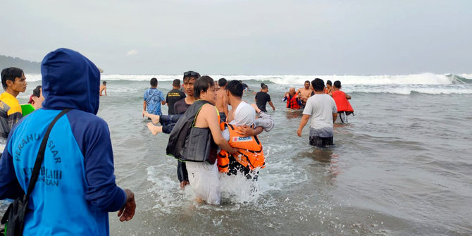 Perahu Wisata Tenggelam Dihantam Gelombang di Pangandaran, 1 Penumpang Meninggal