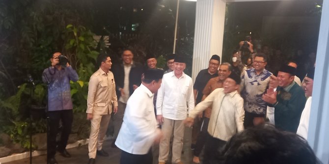 Momen Prabowo Joget Silat Saat Ditanya Pengumuman Cawapresnya