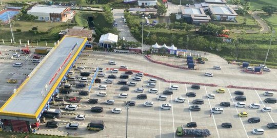 Arus Balik Kendaraan Masuk Gerbang Tol Kalikangkung ke Arah Jakarta Padat