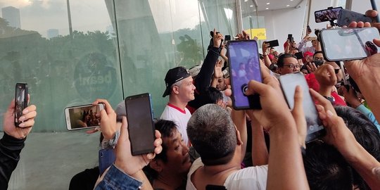 Jogging di GBK, Ganjar Pranowo Diserbu Warga Ingin Foto dan Diteriaki 'Presiden'