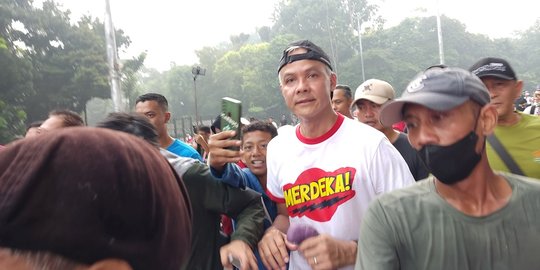 Ganjar 'Kena Prank' Relawan di GBK: Aku Pikir Mau Ikut Lari, Ternyata Banyak Selfie