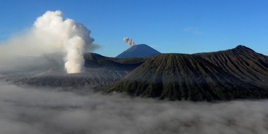 Keindahan Kaldera Bromo saat Kabut Tebal