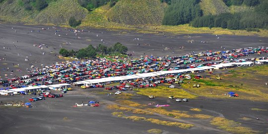 Ribuan Wisatawan Padati Kaldera Bromo di Minggu Terakhir Libur Lebaran