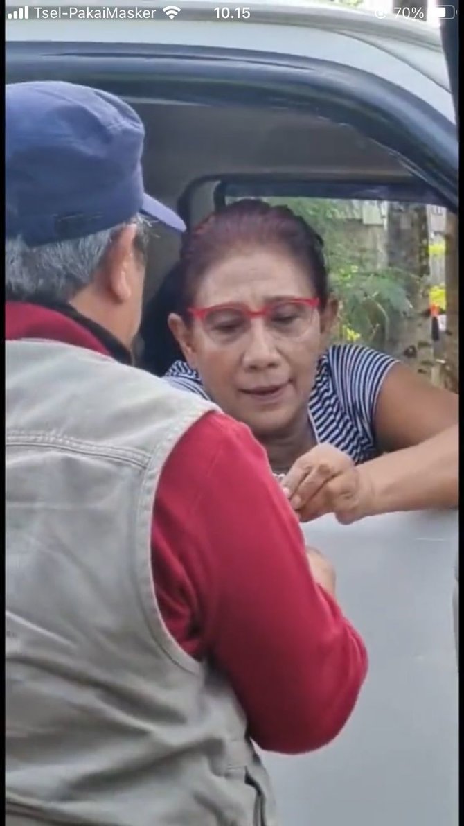 viral video susi pudjiastuti tampil sederhana saat akan ke pantai banjir pujian