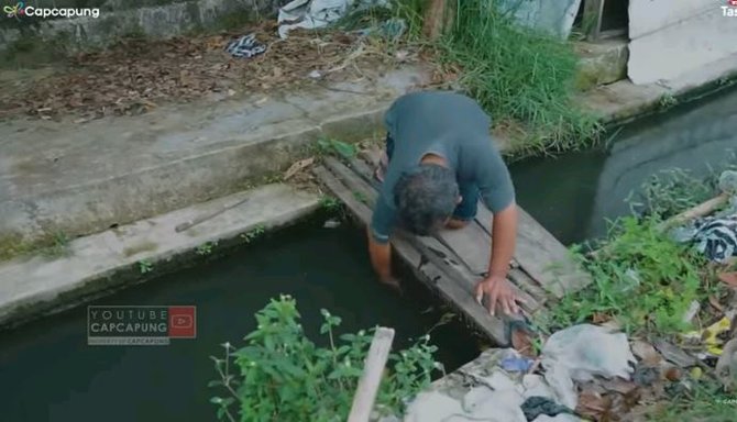 pria karanganyar sulap saluran irigasi jadi kolam ikan