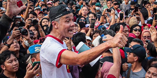 Momen Ganjar Pranowo Dikerubungi Masyarakat saat Jogging di GBK