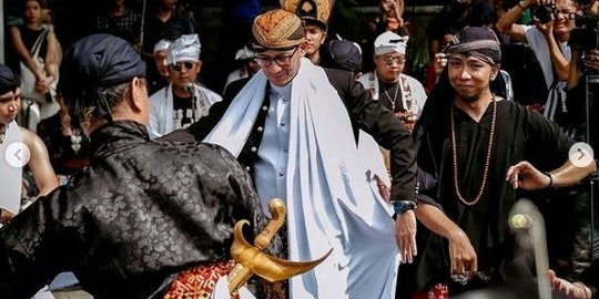 Serunya Sandiaga Uno Menari di Depan Pasar Gede Solo,  Bikin Pedagang Kaget