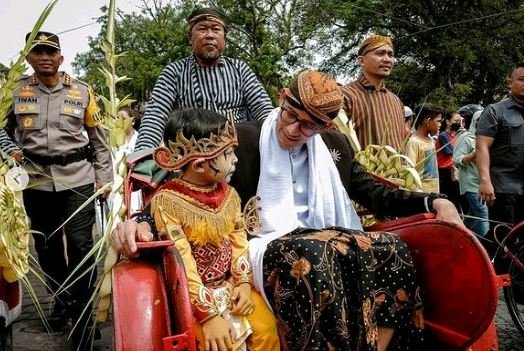 sandiaga uno menari di kota solo