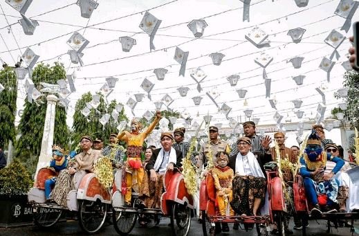 sandiaga uno menari di kota solo