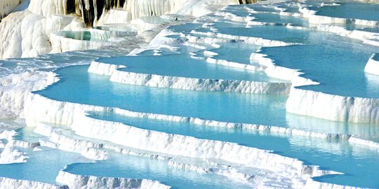 Keindahan Teras Travertine Seputih Kapas di Pamukkale, Turki yang dilindungi UNESCO